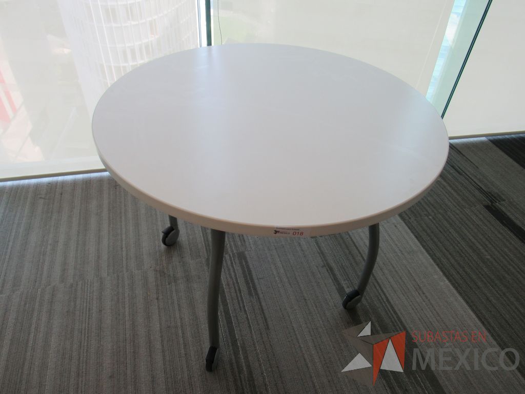 Lote 202 - 2 Mesas de trabajo circulares color blanco con 4 patas metálicas con ruedas - Imagen 5