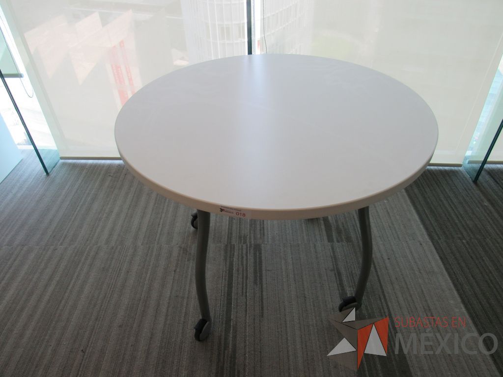 Lote 202 - 2 Mesas de trabajo circulares color blanco con 4 patas metálicas con ruedas - Imagen 6