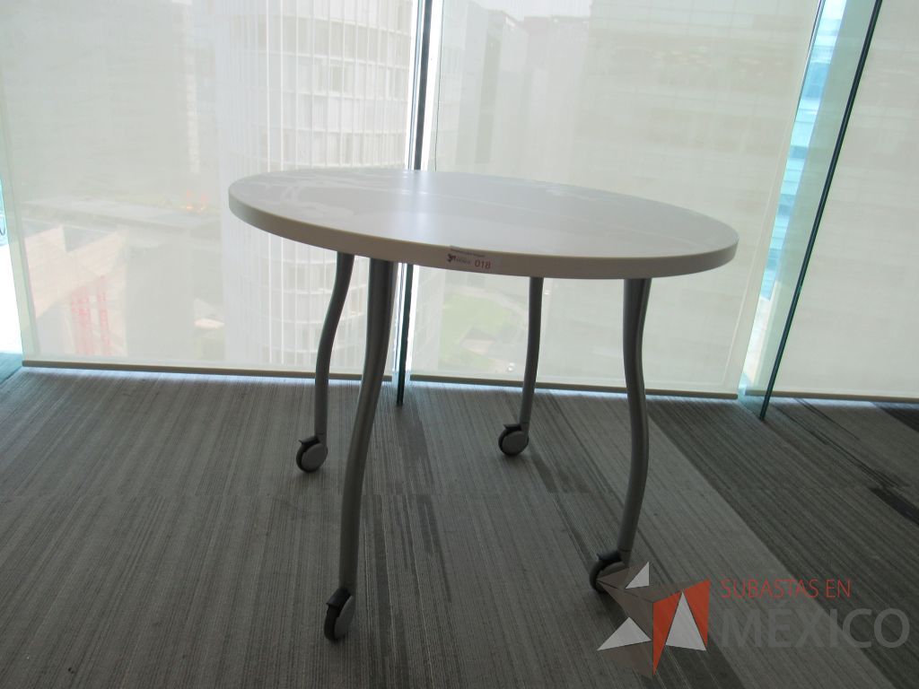 Lote 202 - 2 Mesas de trabajo circulares color blanco con 4 patas metálicas con ruedas - Imagen 7