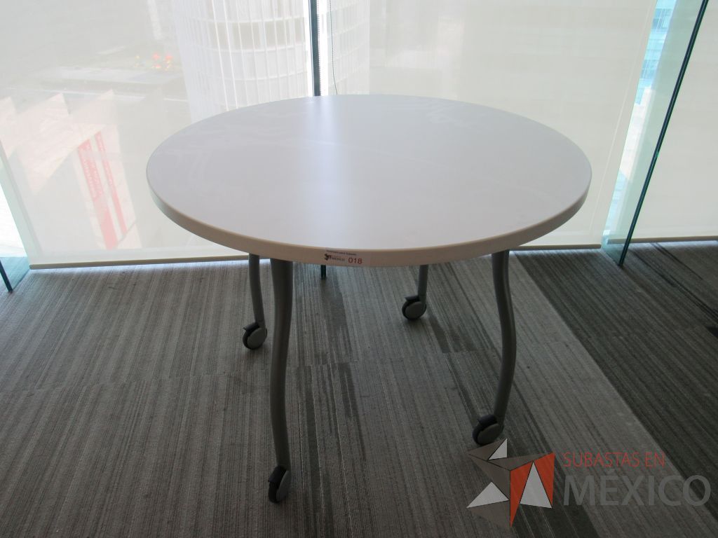Lote 202 - 2 Mesas de trabajo circulares color blanco con 4 patas metálicas con ruedas