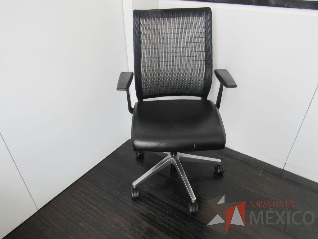 Lote 036 - Silla operativa con ruedas, descansabrazos, asiento tipo piel y respaldo en malla color negro - Imagen 2