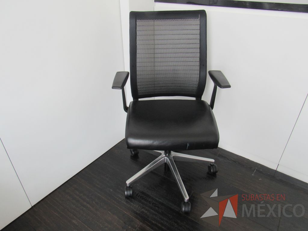 Lote 036 - Silla operativa con ruedas, descansabrazos, asiento tipo piel y respaldo en malla color negro - Imagen 3