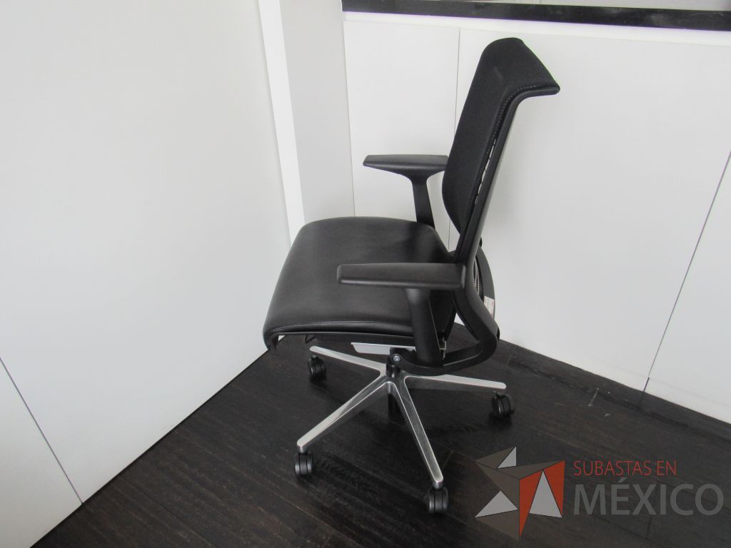 Lote 036 - Silla operativa con ruedas, descansabrazos, asiento tipo piel y respaldo en malla color negro - Imagen 4