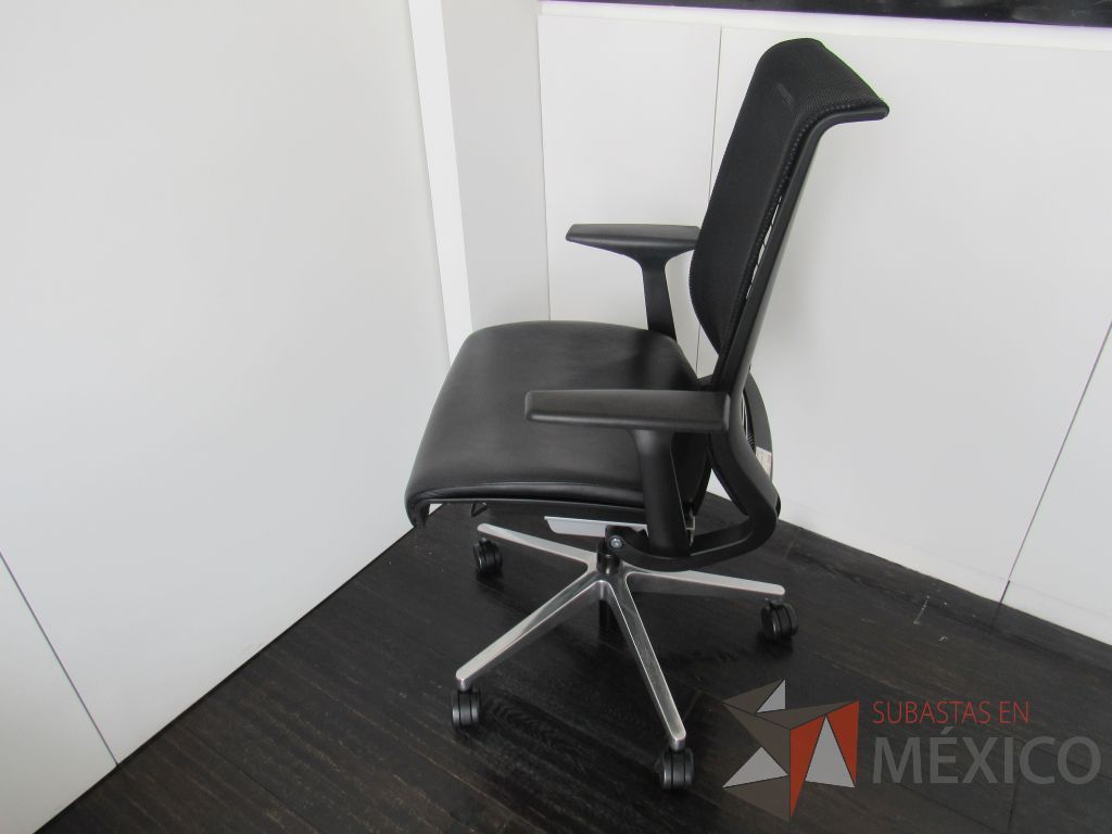 Lote 036 - Silla operativa con ruedas, descansabrazos, asiento tipo piel y respaldo en malla color negro - Imagen 5