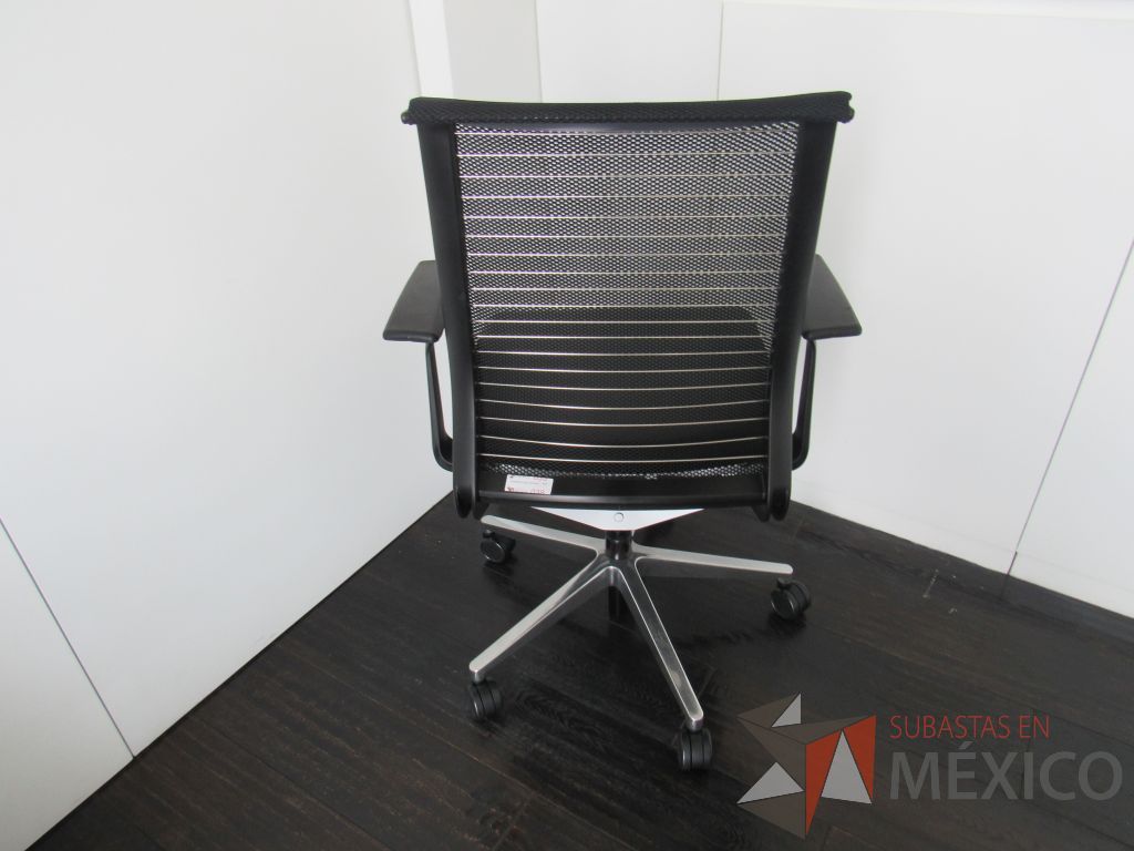Lote 036 - Silla operativa con ruedas, descansabrazos, asiento tipo piel y respaldo en malla color negro - Imagen 6