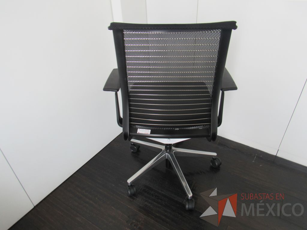 Lote 036 - Silla operativa con ruedas, descansabrazos, asiento tipo piel y respaldo en malla color negro - Imagen 7