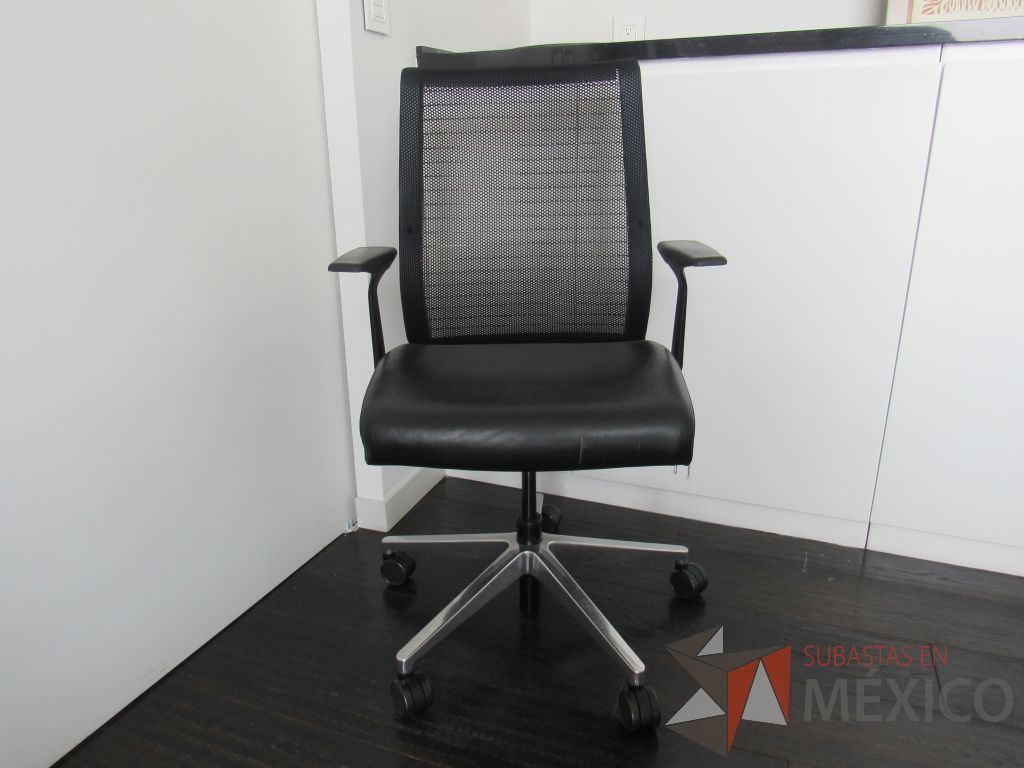 Lote 036 - Silla operativa con ruedas, descansabrazos, asiento tipo piel y respaldo en malla color negro