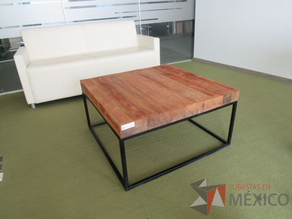 Lote 091 - Mesa de apoyo cuadrada con base metálica y cubierta de madera - Imagen 2