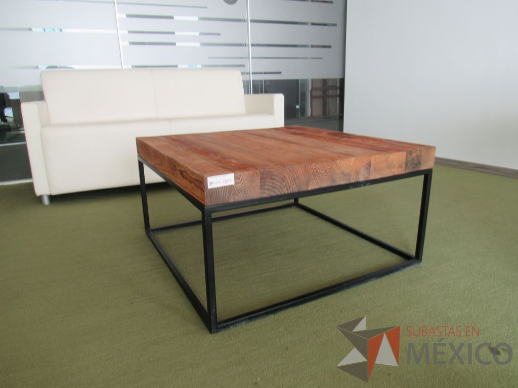 Lote 091 - Mesa de apoyo cuadrada con base metálica y cubierta de madera - Imagen 3