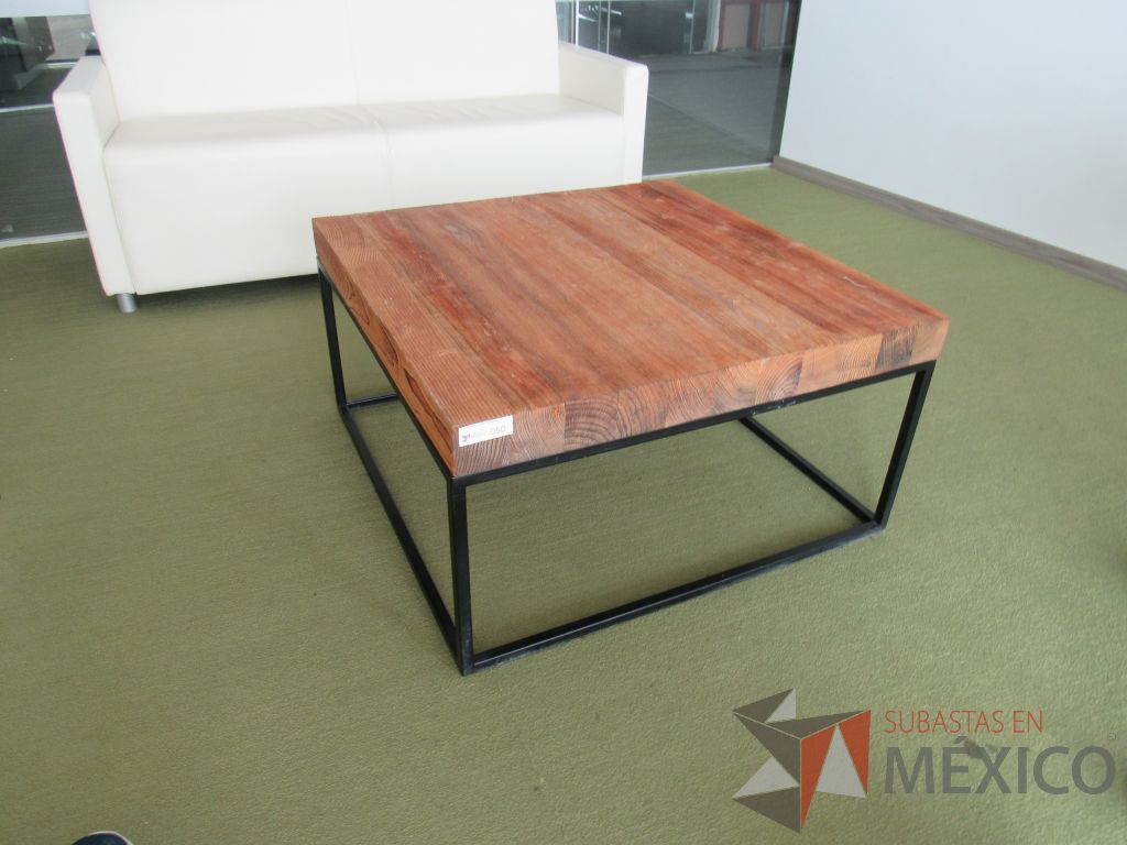 Lote 091 - Mesa de apoyo cuadrada con base metálica y cubierta de madera - Imagen 4