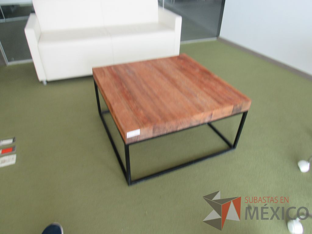 Lote 091 - Mesa de apoyo cuadrada con base metálica y cubierta de madera