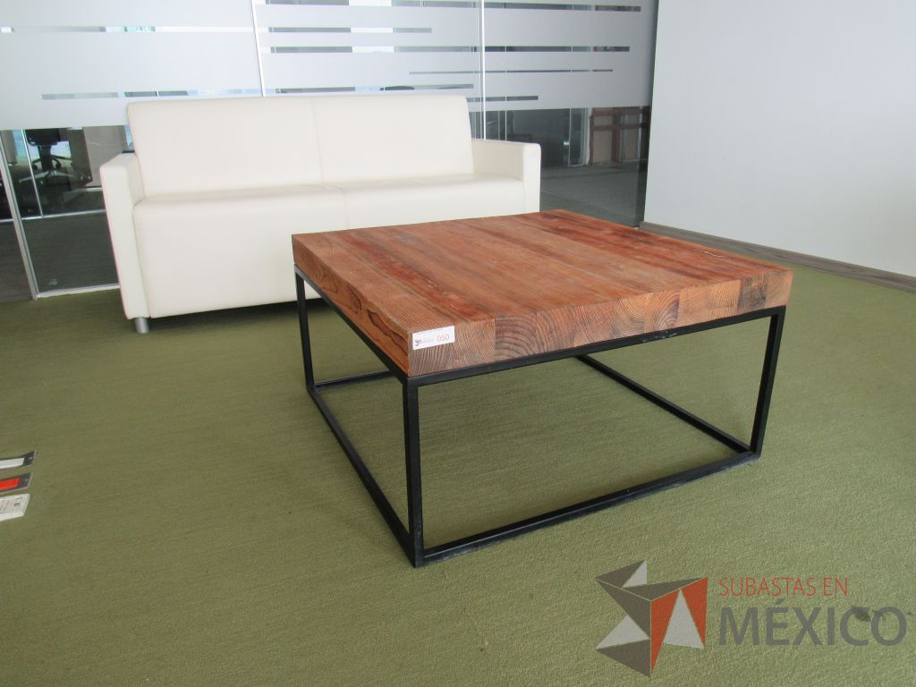 Lote 091 - Mesa de apoyo cuadrada con base metálica y cubierta de madera - Imagen 5