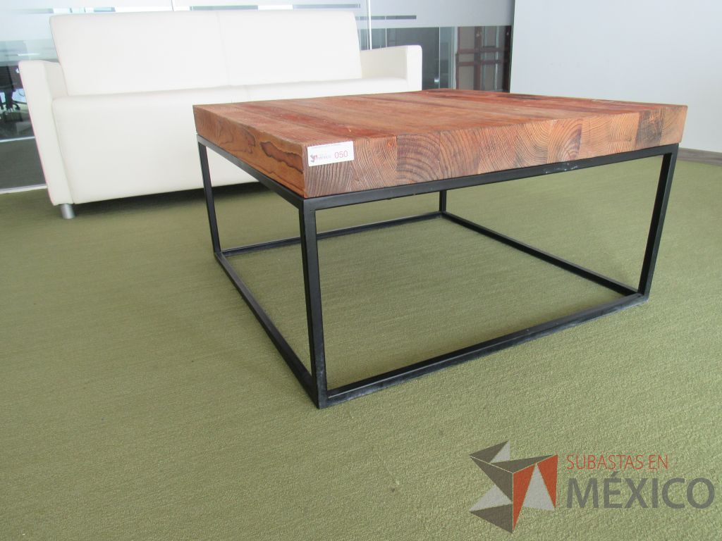 Lote 091 - Mesa de apoyo cuadrada con base metálica y cubierta de madera - Imagen 7