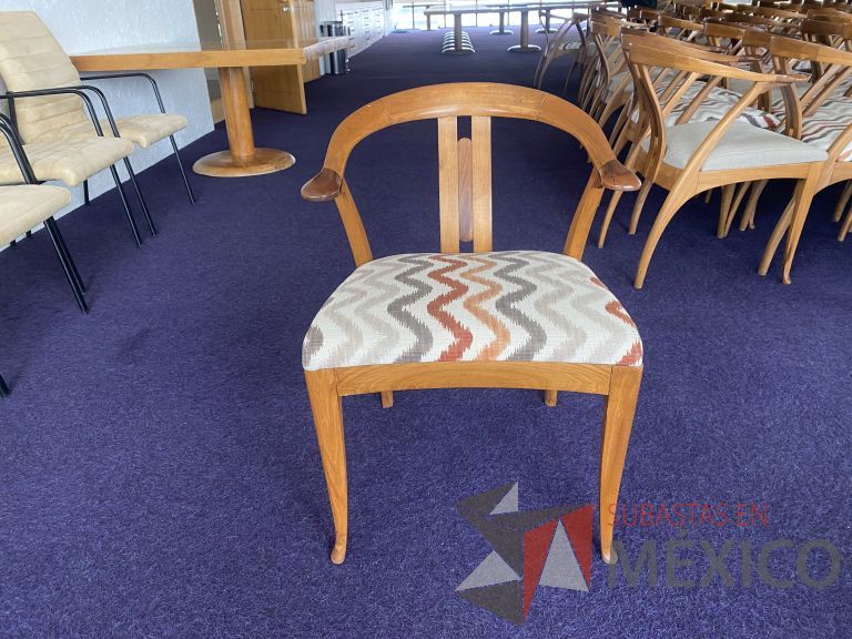 Lote 085 - 10 Sillas fijas, asiento en tela de colores