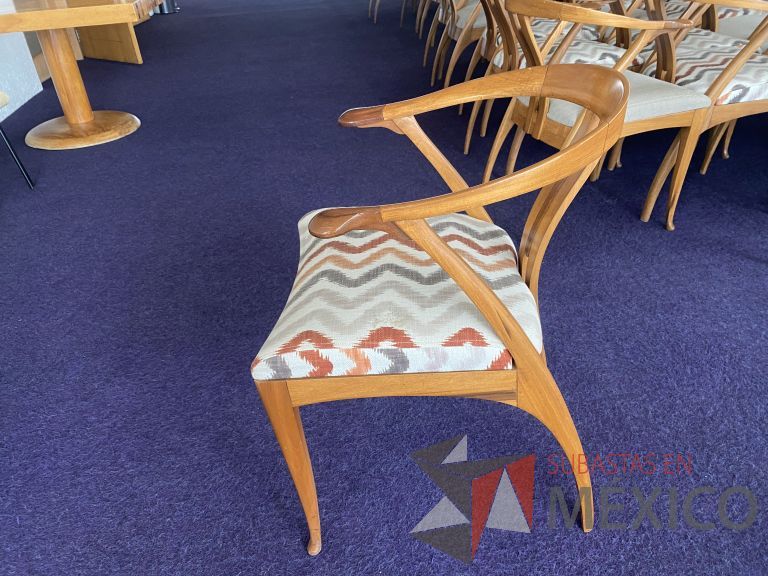 Lote 085 - 10 Sillas fijas, asiento en tela de colores - Imagen 2