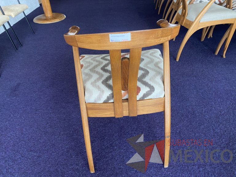 Lote 085 - 10 Sillas fijas, asiento en tela de colores - Imagen 3