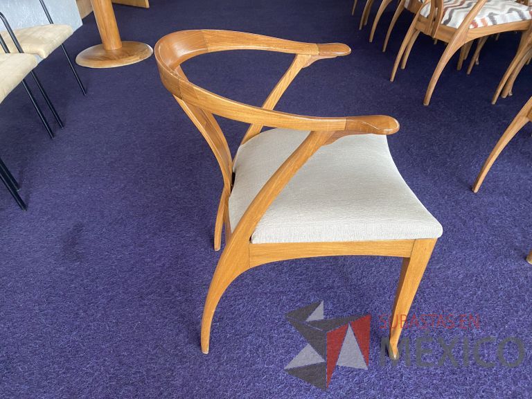 Lote 084 - 10 Sillas fijas, asiento en tela color beige - Imagen 2
