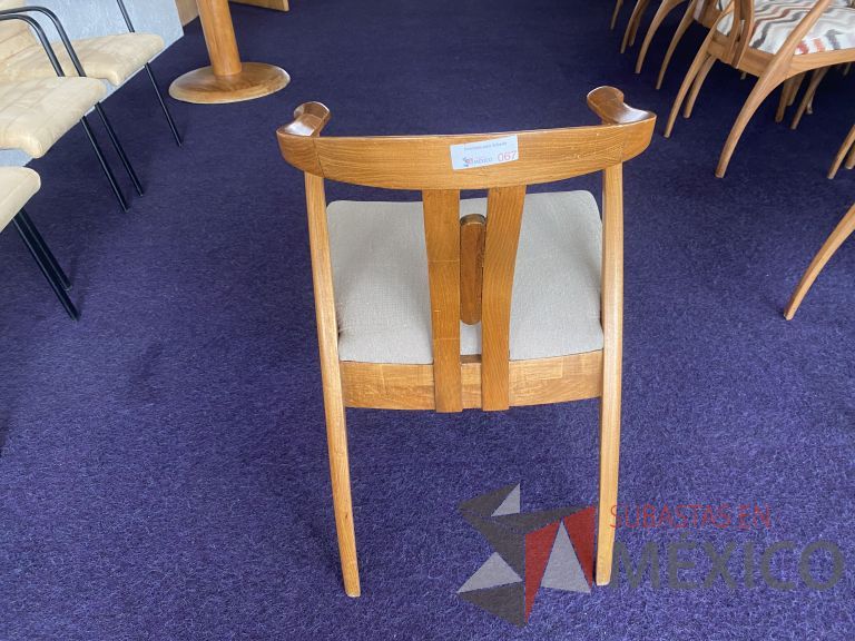 Lote 084 - 10 Sillas fijas, asiento en tela color beige - Imagen 3