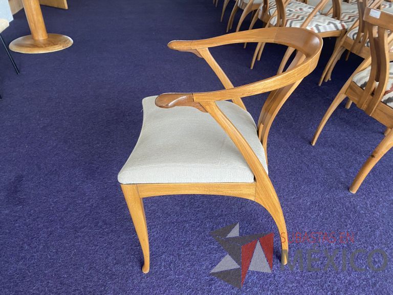 Lote 084 - 10 Sillas fijas, asiento en tela color beige - Imagen 4
