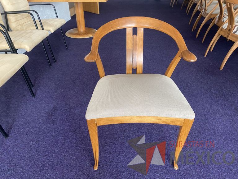 Lote 084 - 10 Sillas fijas, asiento en tela color beige