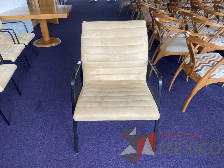 Lote 070 - 13 Sillas fijas, asiento y respaldo en tela color beige