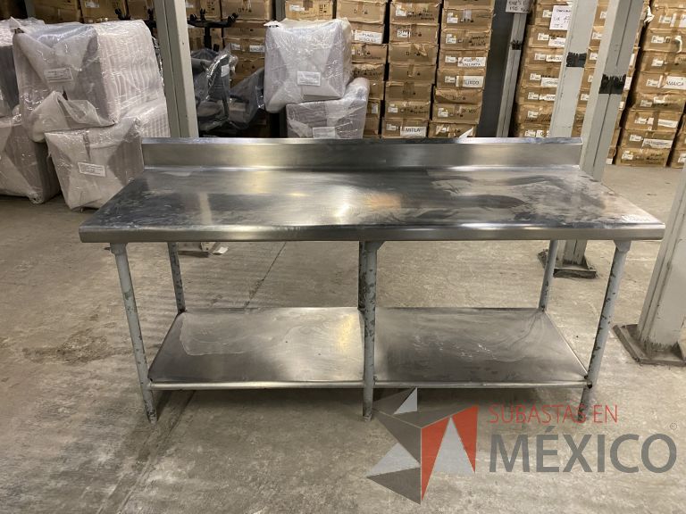 Lote 040 - Mesa de trabajo con cubierta de acero inoxidable y base metálica