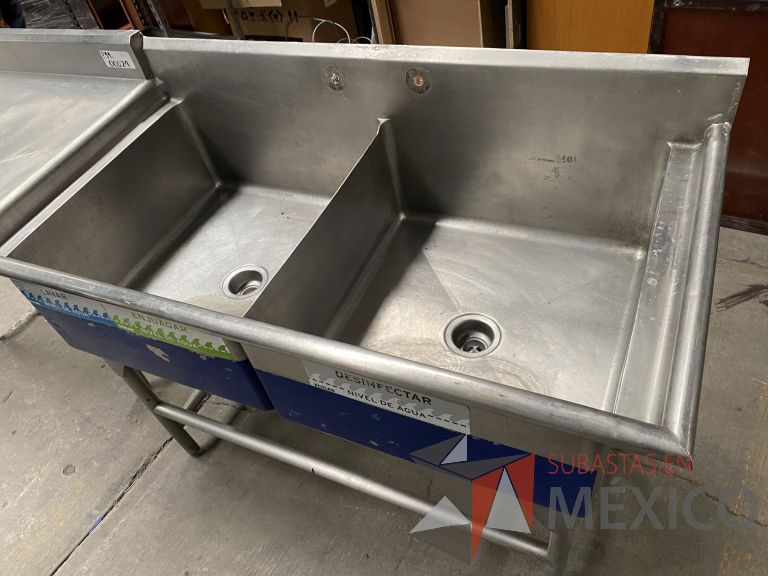 Lote 041 - Mesa de trabajo con doble tarja de acero inoxidable y base metálica - Imagen 2