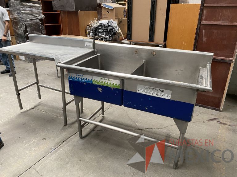 Lote 041 - Mesa de trabajo con doble tarja de acero inoxidable y base metálica