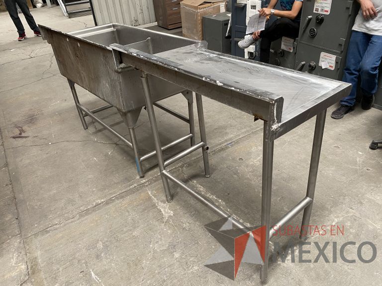 Lote 041 - Mesa de trabajo con doble tarja de acero inoxidable y base metálica - Imagen 4