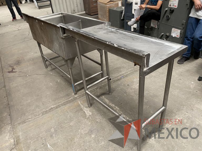 Lote 041 - Mesa de trabajo con doble tarja de acero inoxidable y base metálica - Imagen 5