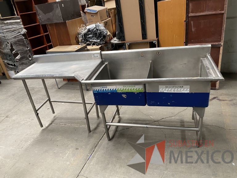 Lote 041 - Mesa de trabajo con doble tarja de acero inoxidable y base metálica - Imagen 6