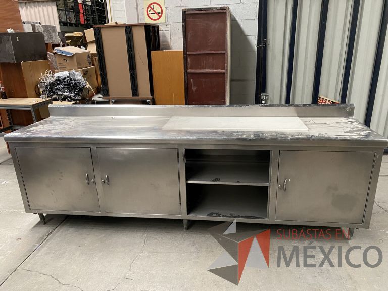 Lote 030 - Mesa de trabajo con 3 puertas y 1 entrepaño de acero inoxidable