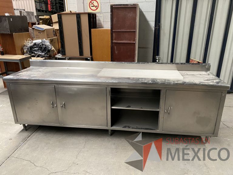 Lote 030 - Mesa de trabajo con 3 puertas y 1 entrepaño de acero inoxidable - Imagen 3