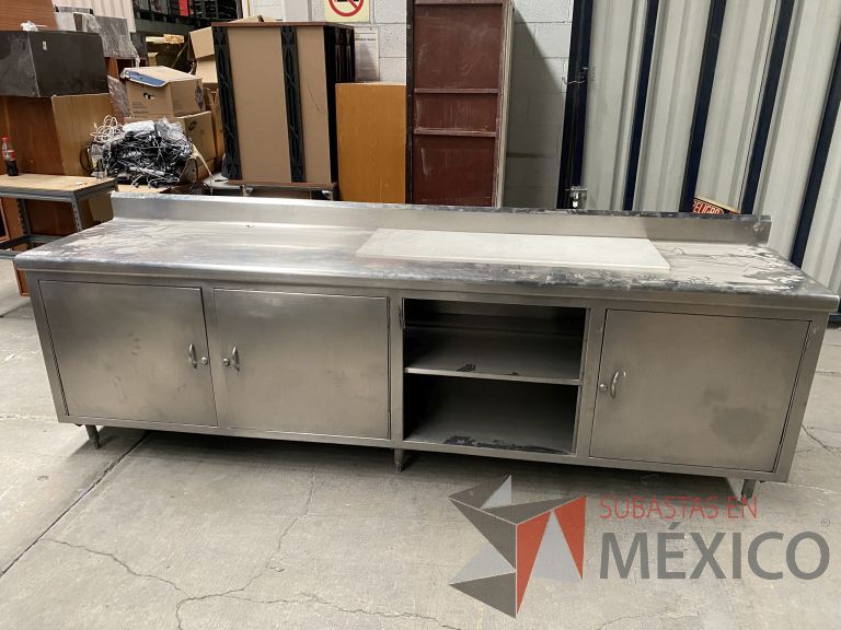 Lote 030 - Mesa de trabajo con 3 puertas y 1 entrepaño de acero inoxidable - Imagen 4