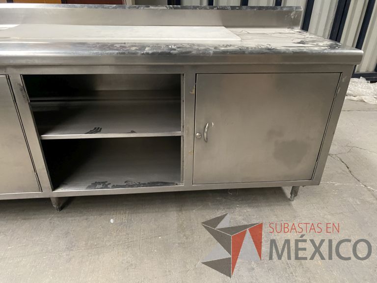 Lote 030 - Mesa de trabajo con 3 puertas y 1 entrepaño de acero inoxidable - Imagen 5