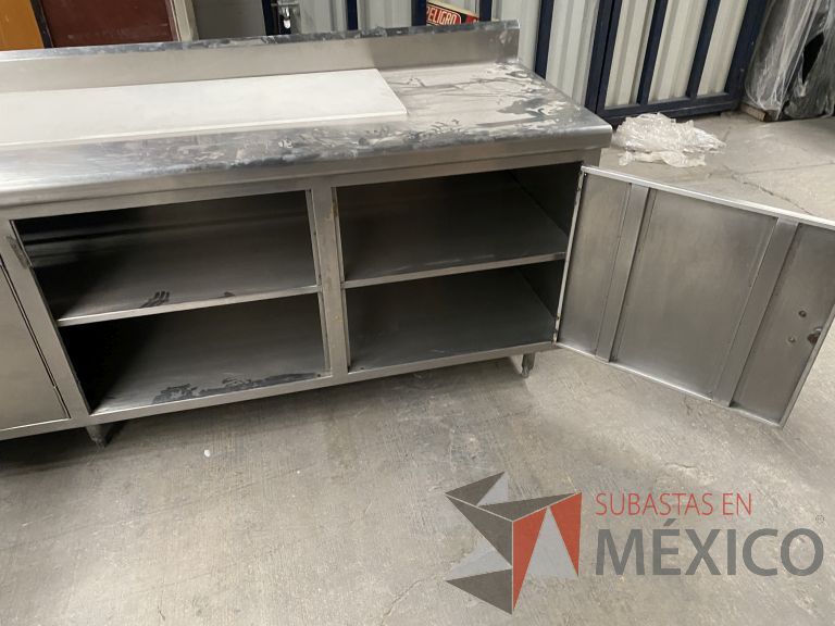 Lote 030 - Mesa de trabajo con 3 puertas y 1 entrepaño de acero inoxidable - Imagen 7