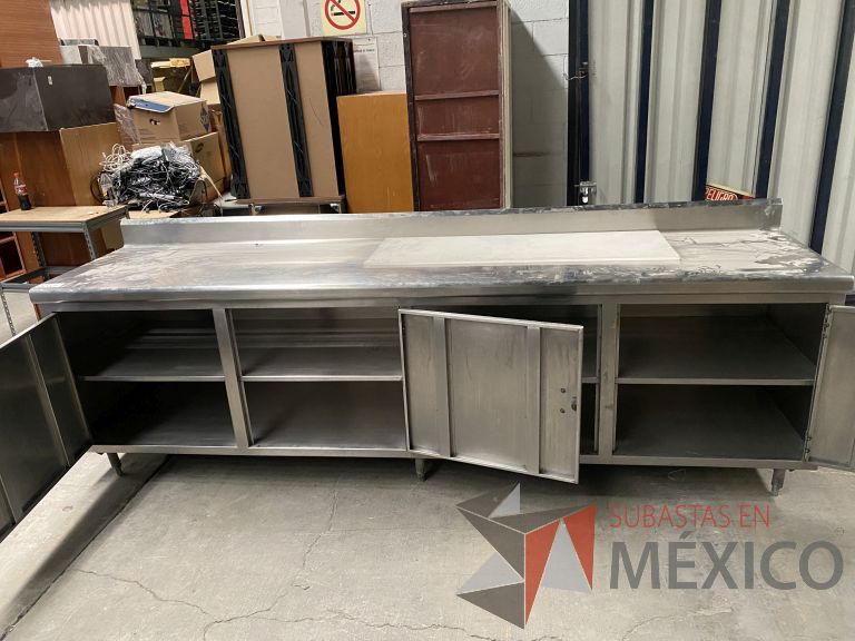 Lote 030 - Mesa de trabajo con 3 puertas y 1 entrepaño de acero inoxidable - Imagen 8