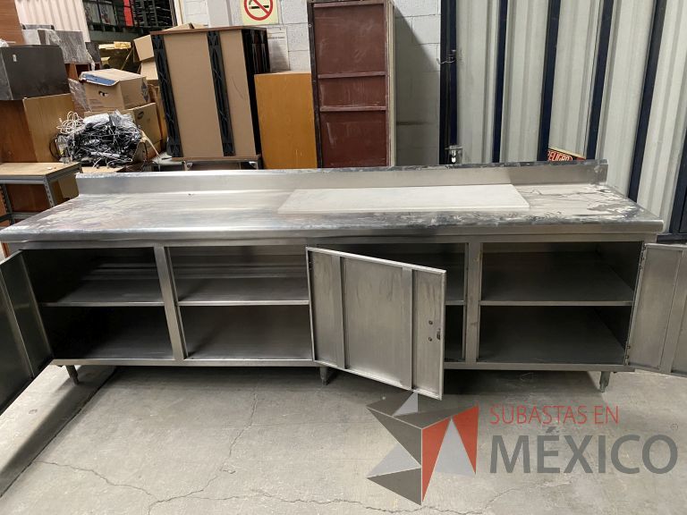 Lote 030 - Mesa de trabajo con 3 puertas y 1 entrepaño de acero inoxidable - Imagen 9