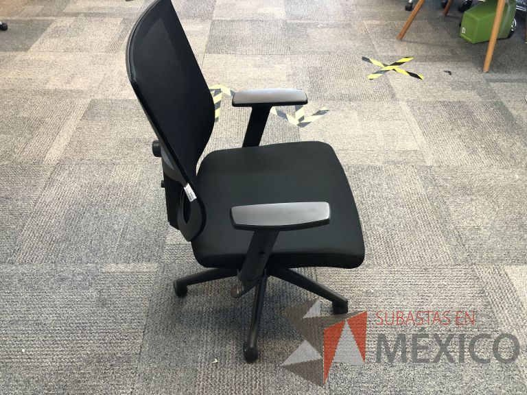 Lote 042 - Silla ejecutiva con ruedas, descansabrazos, respaldo en malla y asiento en tela color negro - Imagen 2