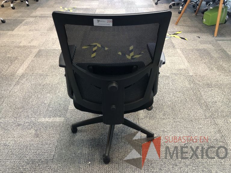 Lote 042 - Silla ejecutiva con ruedas, descansabrazos, respaldo en malla y asiento en tela color negro - Imagen 3