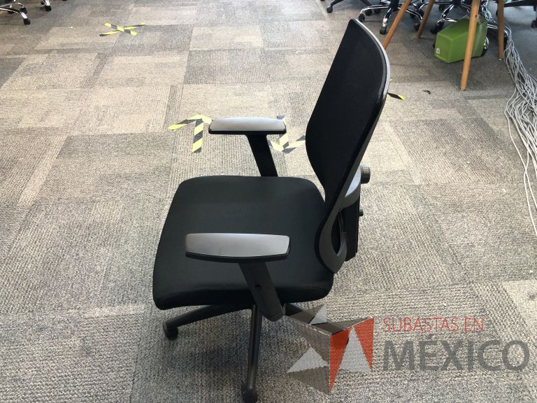 Lote 042 - Silla ejecutiva con ruedas, descansabrazos, respaldo en malla y asiento en tela color negro - Imagen 4