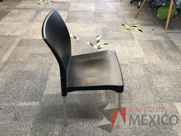 Lote 046 - Silla fija, asiento y respaldo en plástico color negro - Imagen 2