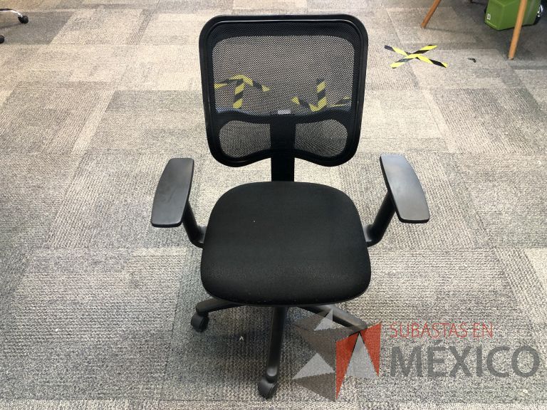 Lote 045 - Silla ejecutiva con ruedas, descansabrazos, respaldo en malla y asiento en tela color negro