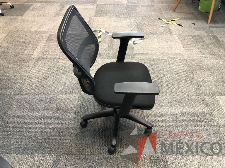 Lote 045 - Silla ejecutiva con ruedas, descansabrazos, respaldo en malla y asiento en tela color negro - Imagen 2