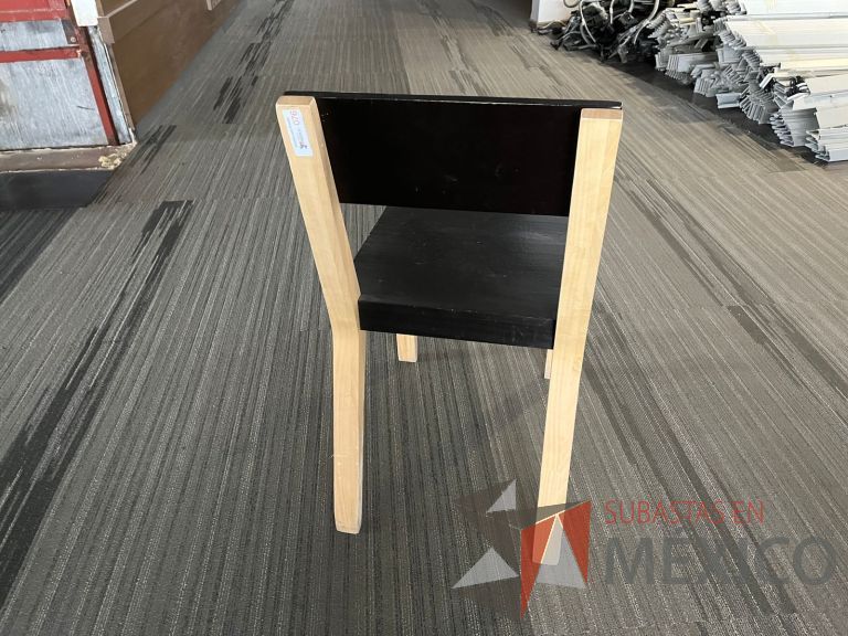Lote 496 - Silla fija, asiento y respaldo color negro - Imagen 3