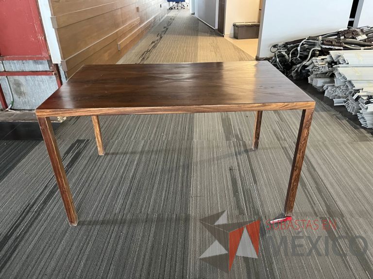 Lote 497 - Mesa de trabajo rectangular con 4 patas color café