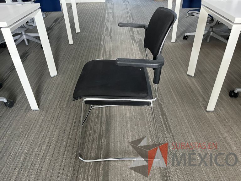 Lote 154 - Silla fija, descansabrazos, asiento y respaldo color negro - Imagen 2