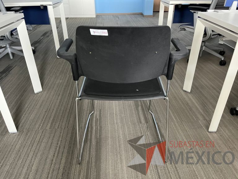 Lote 154 - Silla fija, descansabrazos, asiento y respaldo color negro - Imagen 4