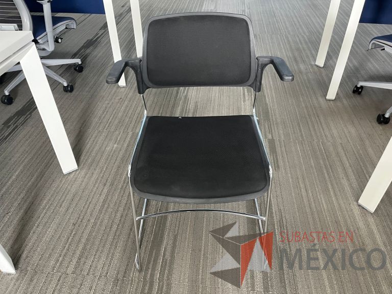 Lote 154 - Silla fija, descansabrazos, asiento y respaldo color negro