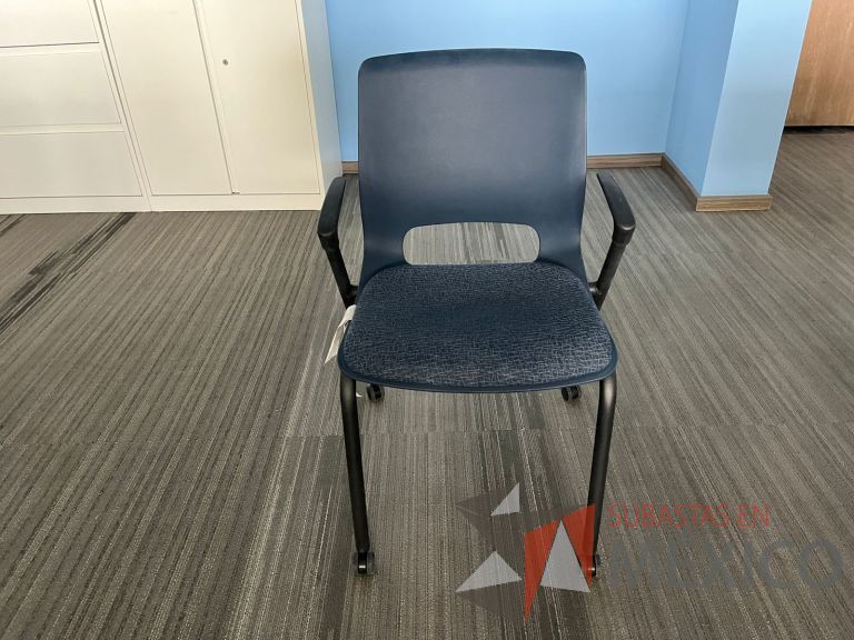 Lote 155 - 3 Sillas de visita con ruedas, descansabrazos, respaldo en plástico color azul y asiento en tela color azul